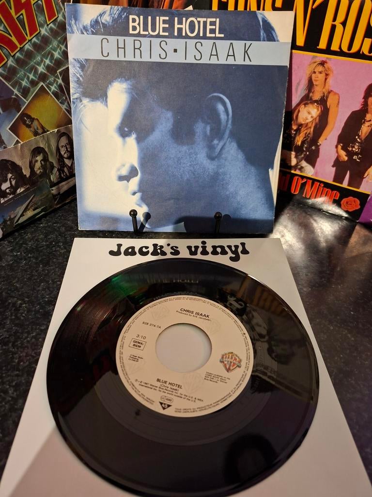 Chris Isaak - Blue Hotel (Single)  1987, 7 inch, 1980 - 1989, Ophalen of Verzenden, Fotohoes