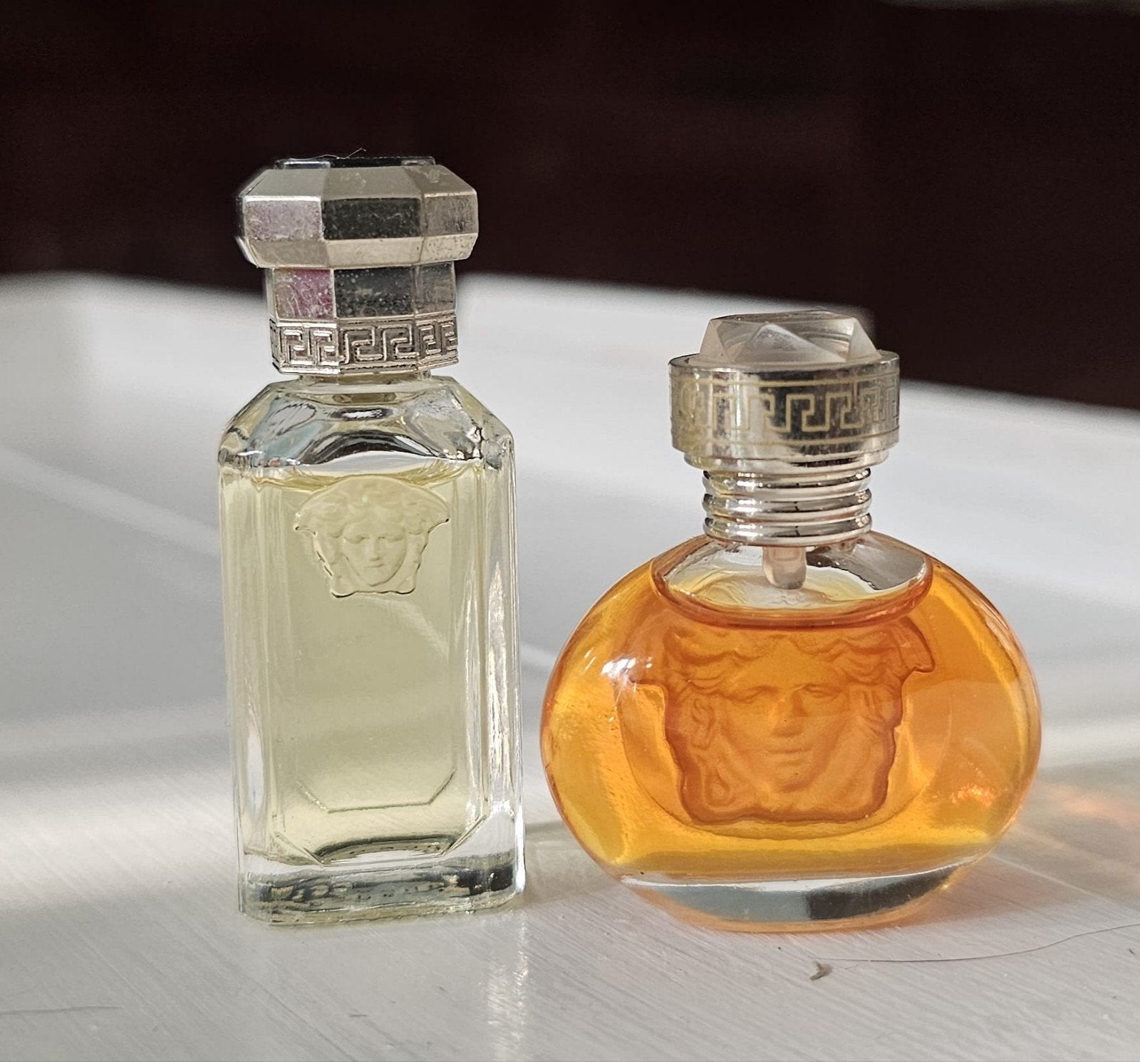 Set - 2 Vintage Versace Parfum Miniaturen – Met Medusa Logo, Ophalen, Zo goed als nieuw, Miniatuur, Gevuld