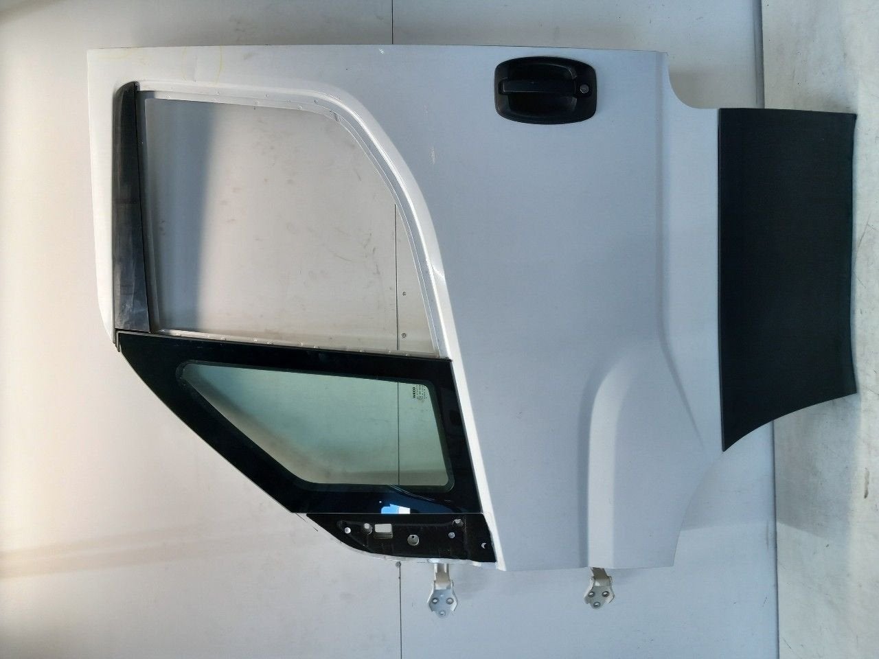 Portier links voor Iveco New Daily, Onderdelen@venauto.nl, Van der Ven Autorecycling B.V., Gebruikt, Ettenseweg 76, 4706 PB Roosendaal, The Netherlands