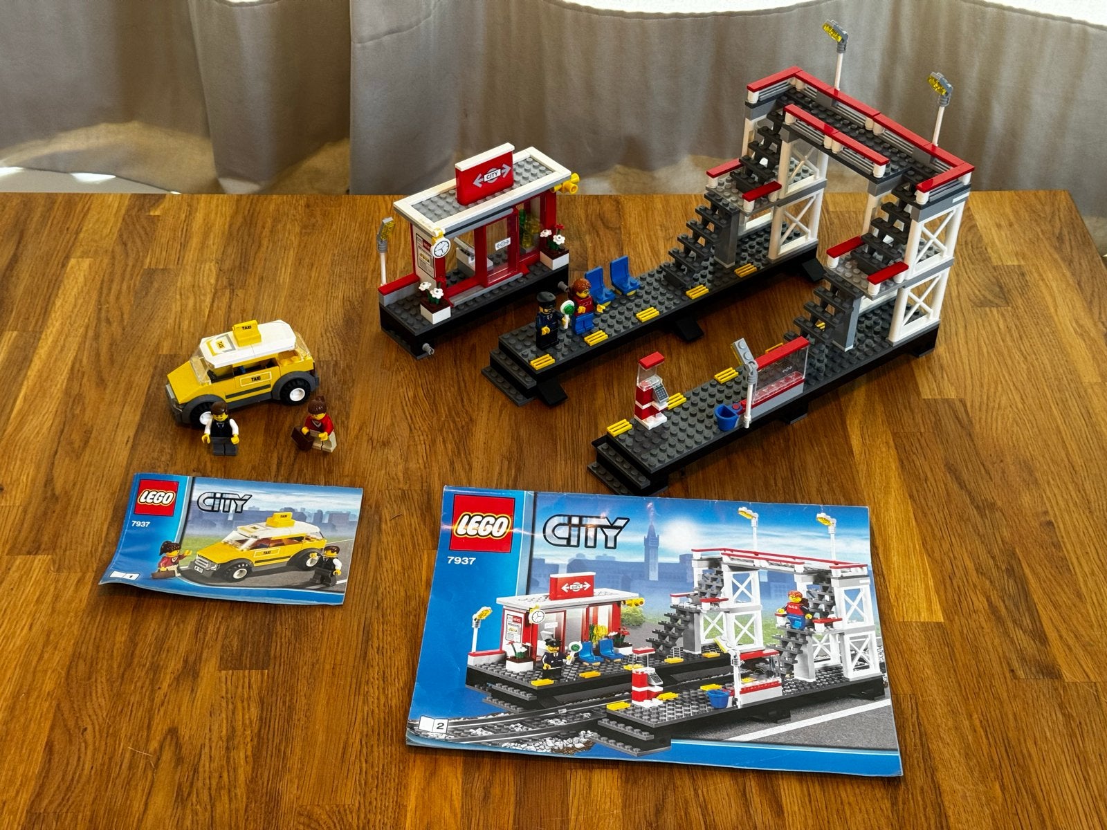 Lego City 7937 Treinstation en 7939 Gele Taxi met Minifigure, City, Lego, Ophalen of Verzenden, Zo goed als nieuw