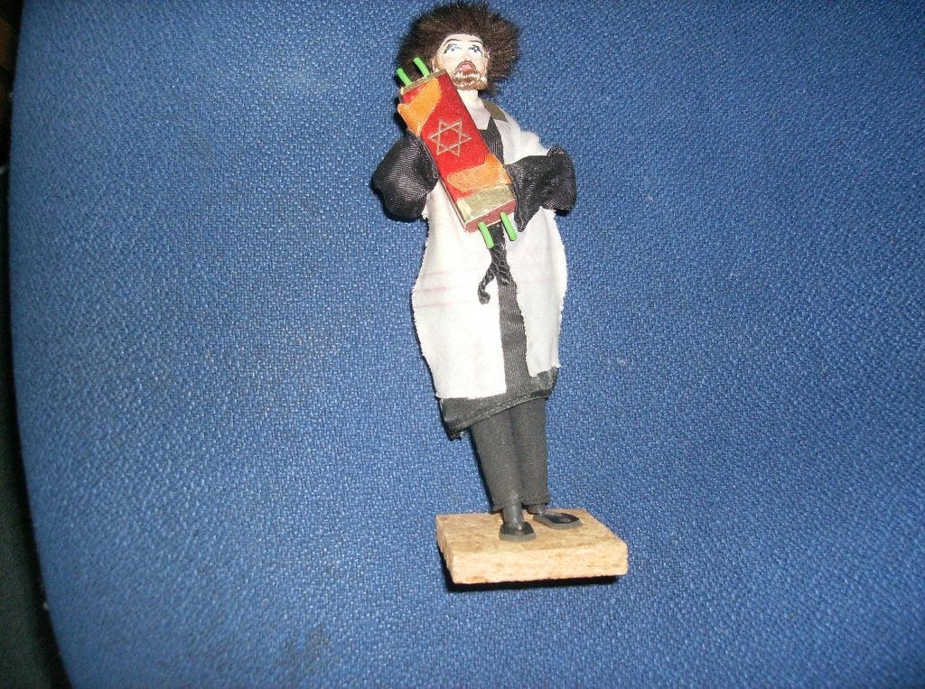 JOODSE RABBI MET THORA, JAREN '50, HOOGTE 21 CM, Antiek en Kunst, Antiek | Religie, Ophalen of Verzenden