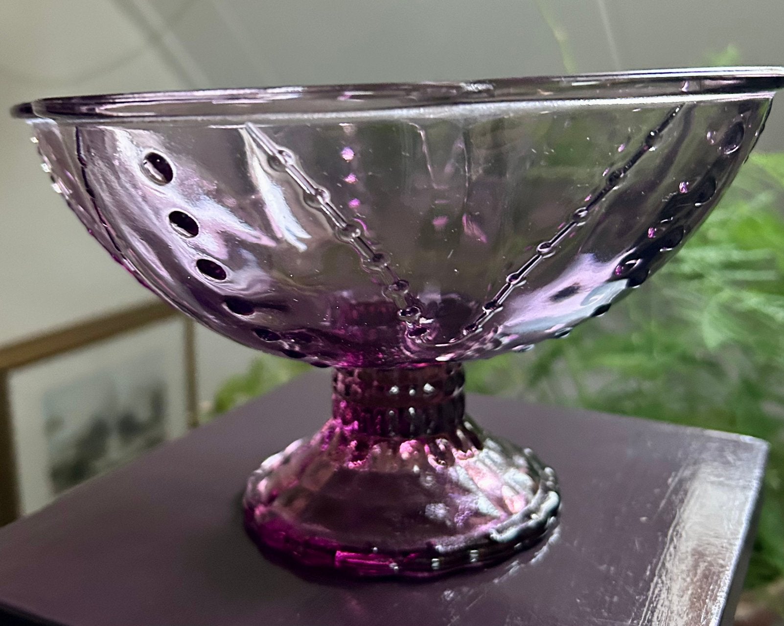 Glazen schaal op voet van paars persglas, Ophalen of Verzenden