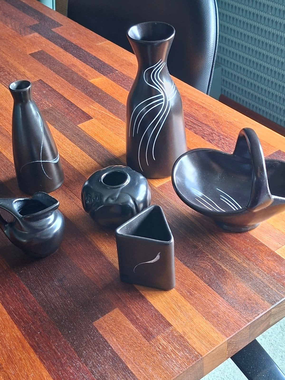 Zwarte plateel vaasjes, Ophalen