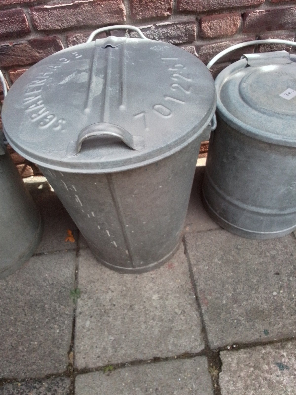 Zinken vuilnisbakken, wasketels en plantenbakken, Ophalen