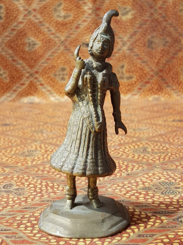 Mooi antiek brons beeldje uit Tibet van een vrouw 10,5 cm.