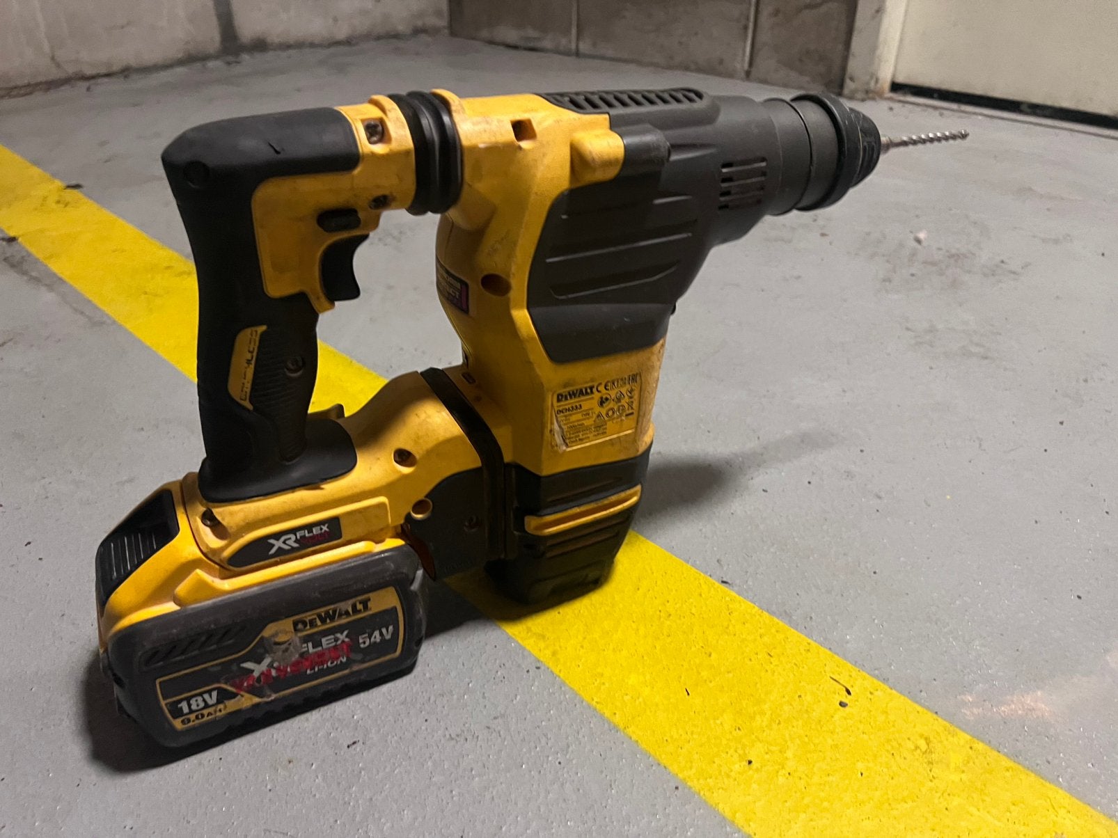 Dewalt DCH333 body met 54v/18 9AH Flexvolt