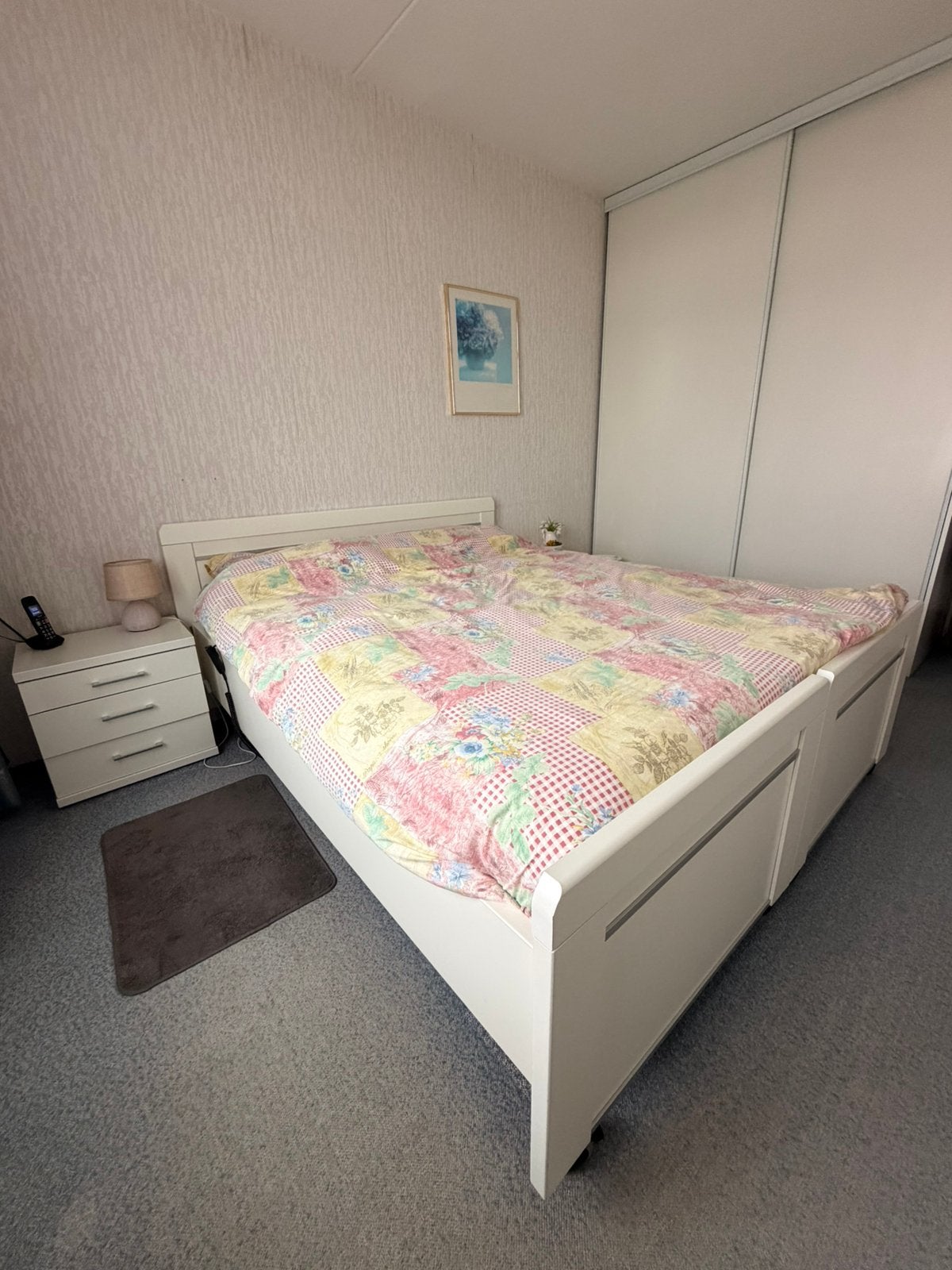 Elektrisch bed op wieltjes met 2 bijpassende nachtkastjes, Ophalen, Tweepersoons, Zo goed als nieuw, 200 cm