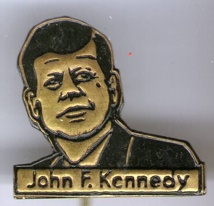 John F. Kennedy zwart op koper president speldje ( S_023a), Verzenden, Zo goed als nieuw, Figuurtje, Speldje of Pin