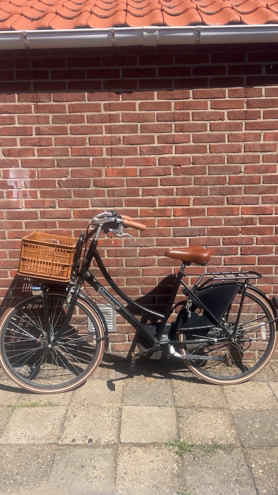 Zwarte damesfiets met mandje en comfortabel zadel, Fietsen en Brommers, Fietsen | Dames | Damesfietsen, Terugtraprem, Ophalen