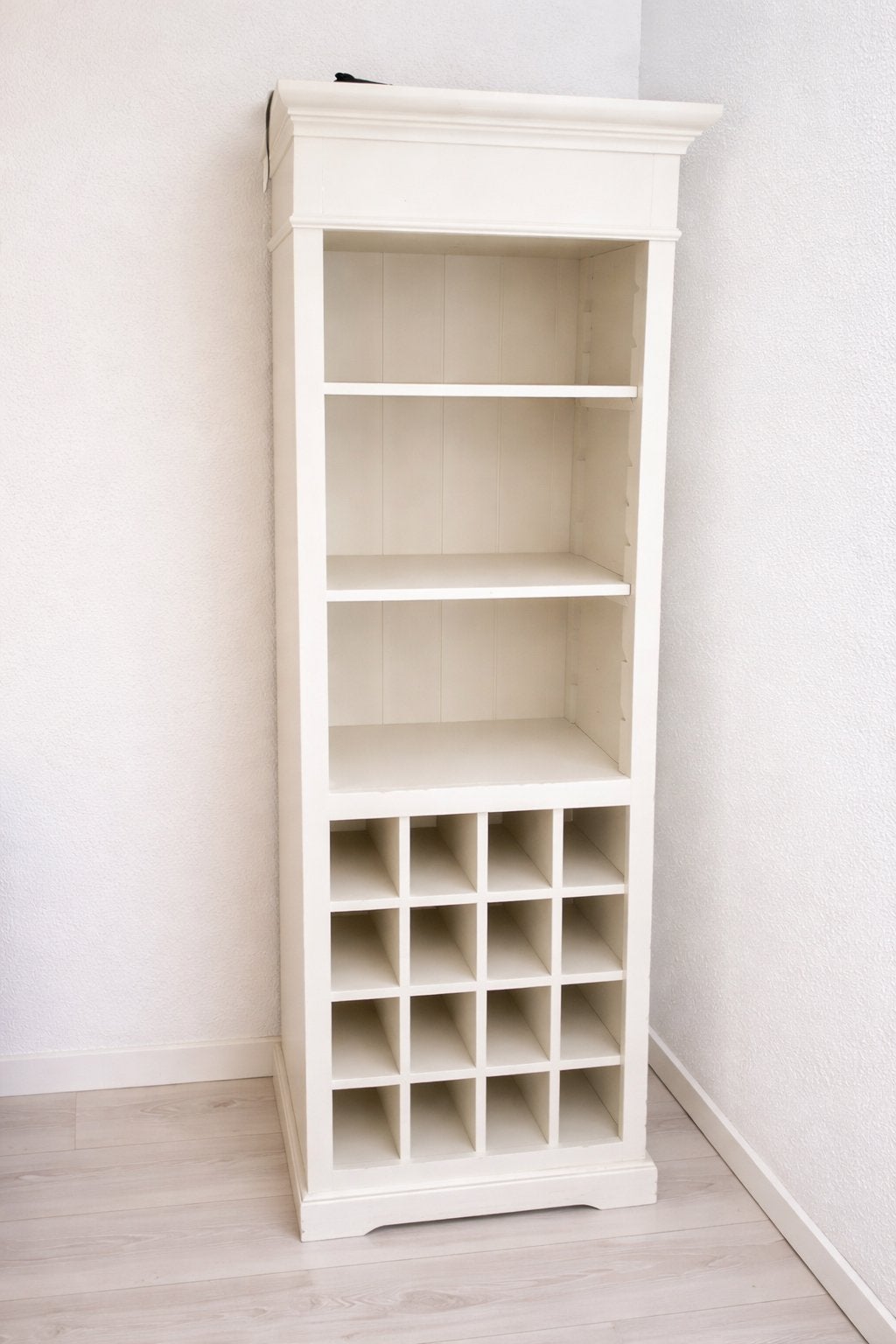 Crèmekleurige boekenkast met wijnrek, Ophalen, Met plank(en), Minder dan 50 cm, Gebruikt