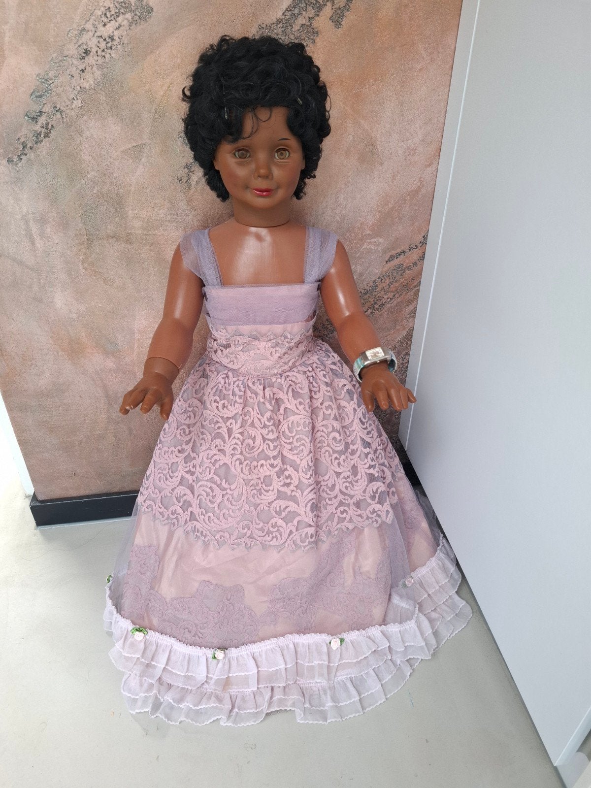 Grote vintage pop 90 cm - kanten jurk - donker haar en huid, Ophalen of Verzenden, Gebruikt, Pop