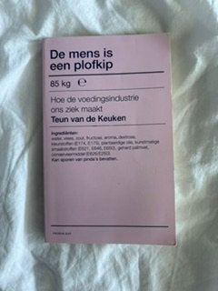 De mens is een plofkip, Ophalen of Verzenden, Zo goed als nieuw