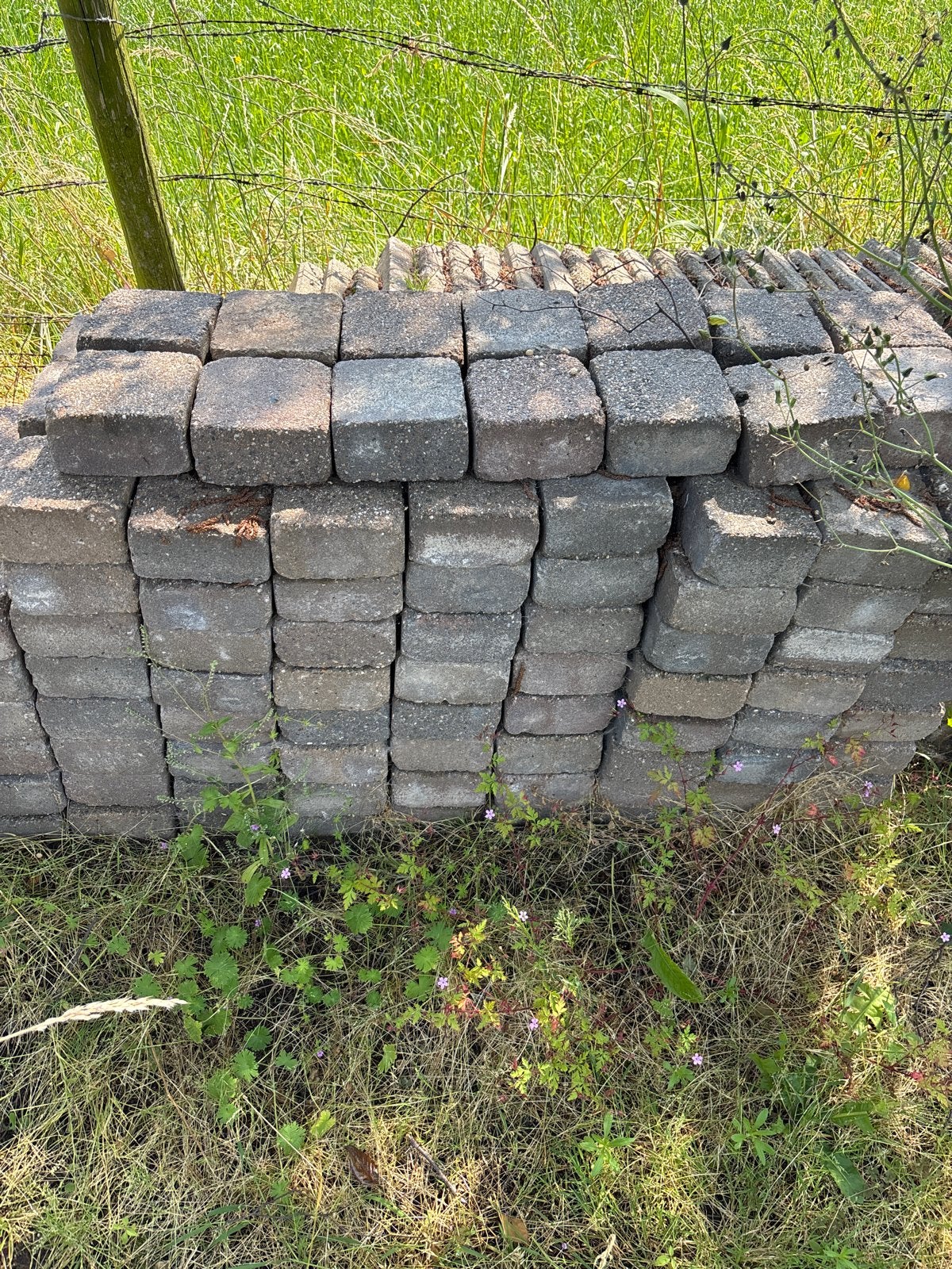 Gebruikte betonnen klinkers en terrastegels gratis, Ophalen, Gebruikt, Klinkers, 10 m² of meer