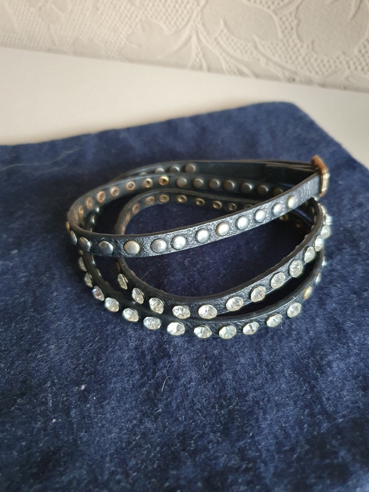 Zwarte leren armband met strass en studs, Gebruikt, Zwart, Leer, Ophalen of Verzenden