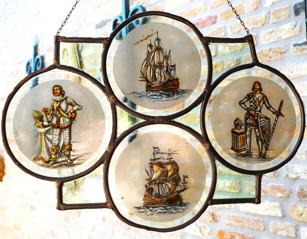 Glas in lood raamhanger van 2 Zeehelden met hun VOC schip, Ophalen of Verzenden