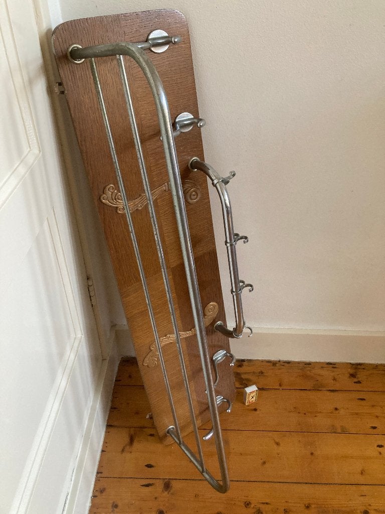 Gispen -achtig stalen kapstok op houtsnijwerk bord vintage, Wandkapstok, Gebruikt, Ophalen of Verzenden, Metaal