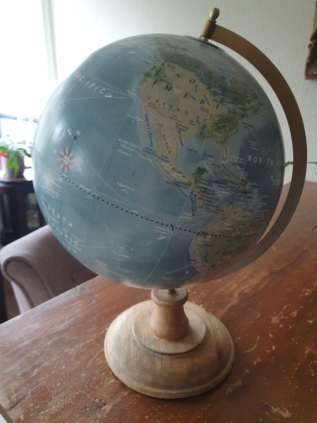 Wereldbol met houten voet - z.g.a.n. van Action, Ophalen, Kunststof, Draaibaar, Zo goed als nieuw