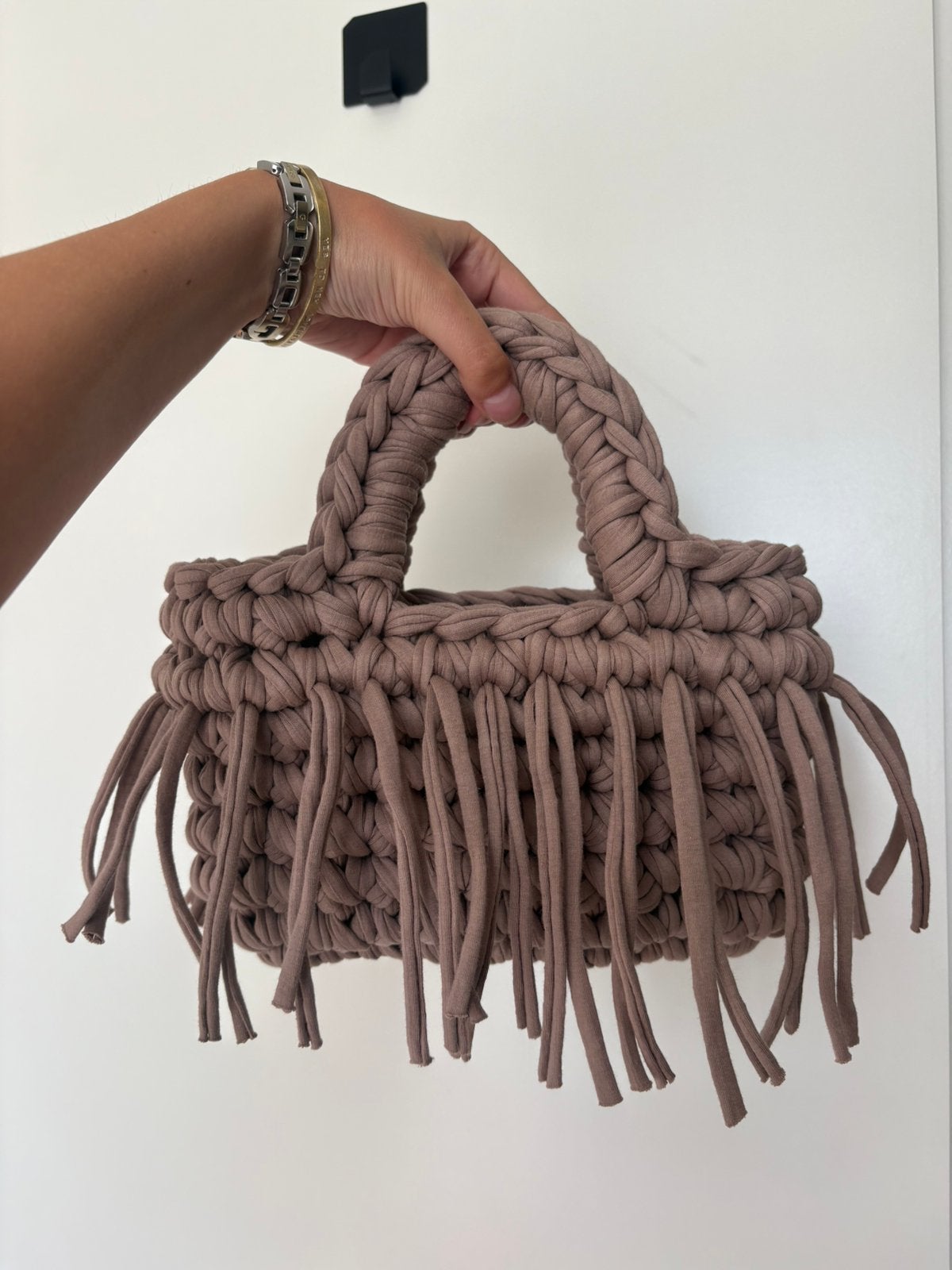 Gehaakte handtas met franjes - taupe, Sieraden, Tassen en Uiterlijk, Tassen | Damestassen, Ophalen of Verzenden, Nieuw, Bruin