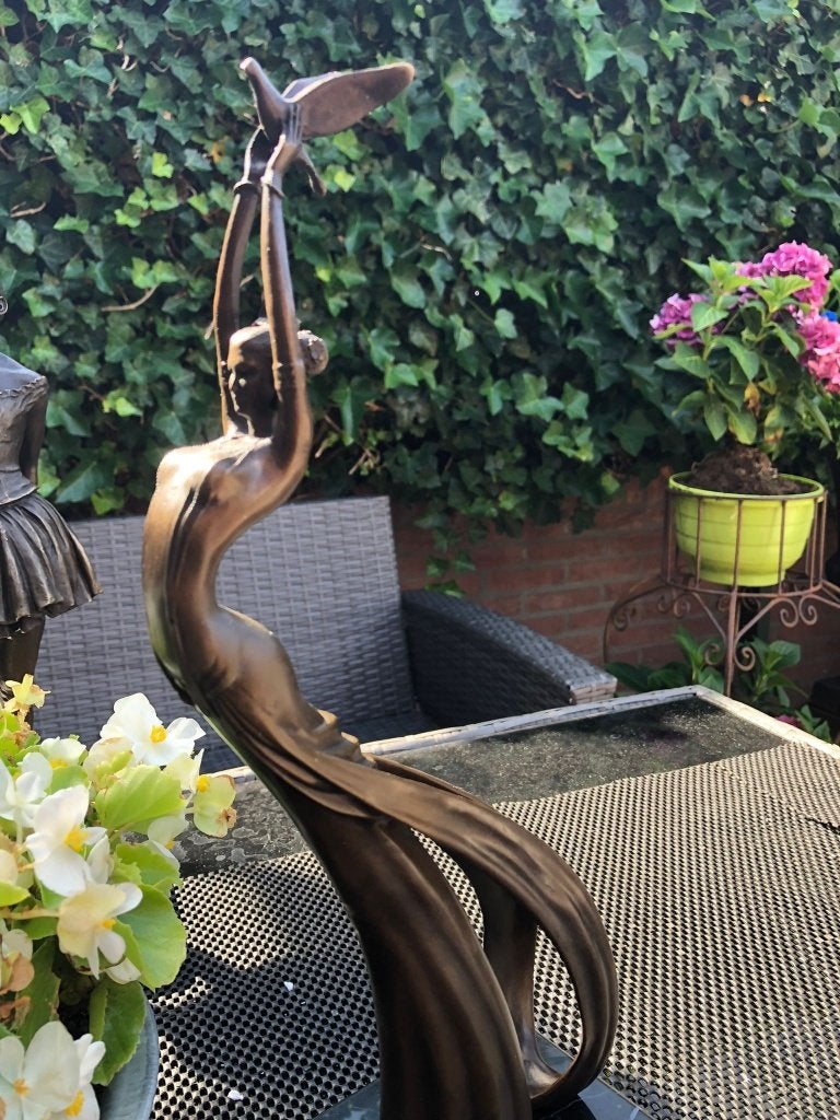 bronzen sculptuur art vrouw die duif los laat, Ophalen of Verzenden, Brons