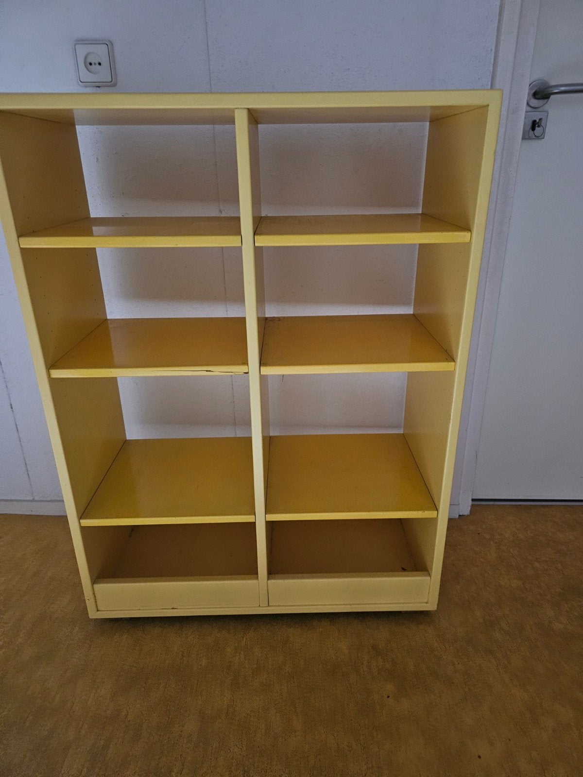 Gele boekenkast/ speelgoedkast met 8 vakken, Ophalen, Met plank(en), Gebruikt, 100 tot 150 cm