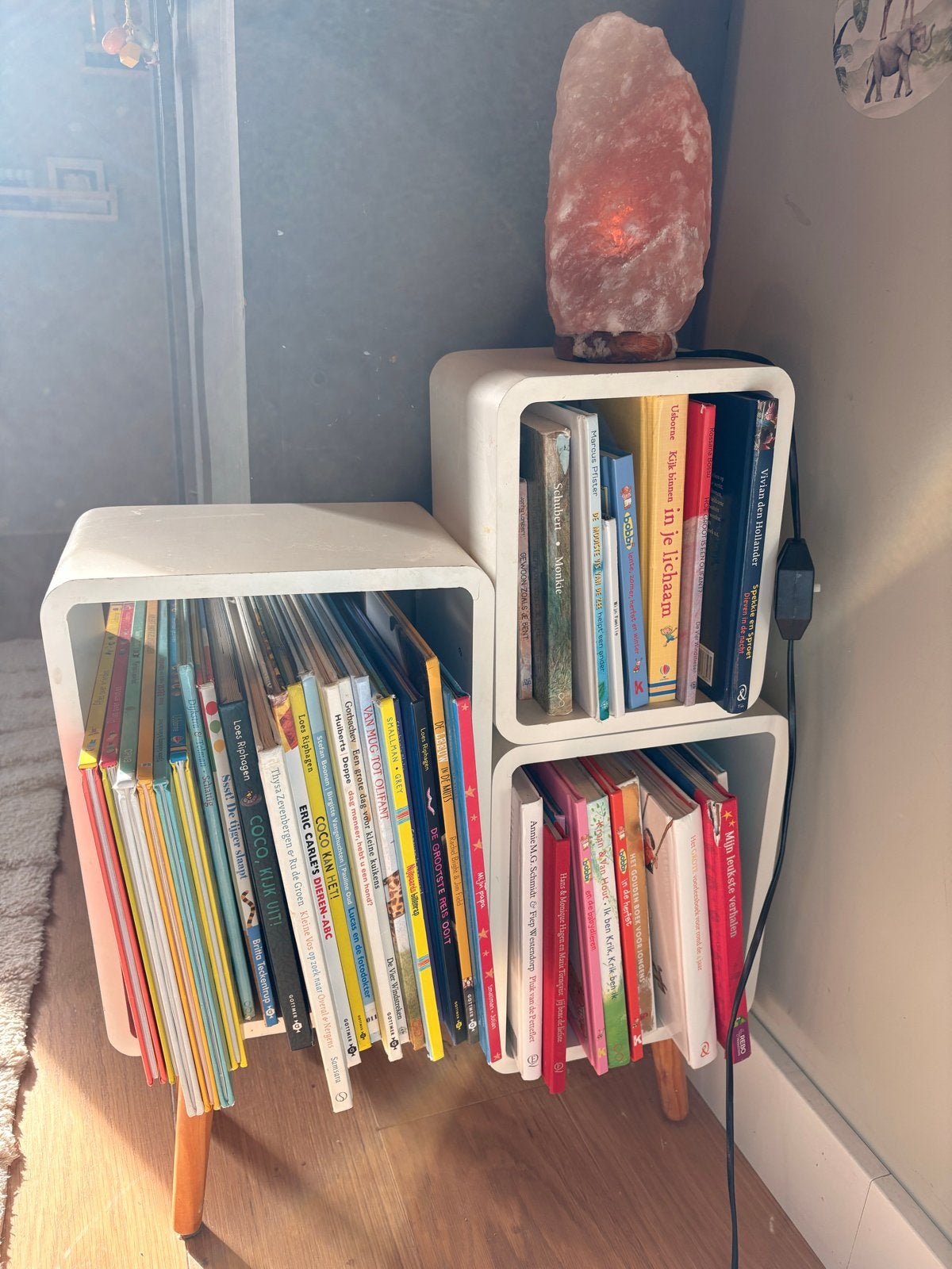 Modern wit boekenrek met houten poten, Ophalen, Minder dan 50 cm, Gebruikt, Minder dan 100 cm