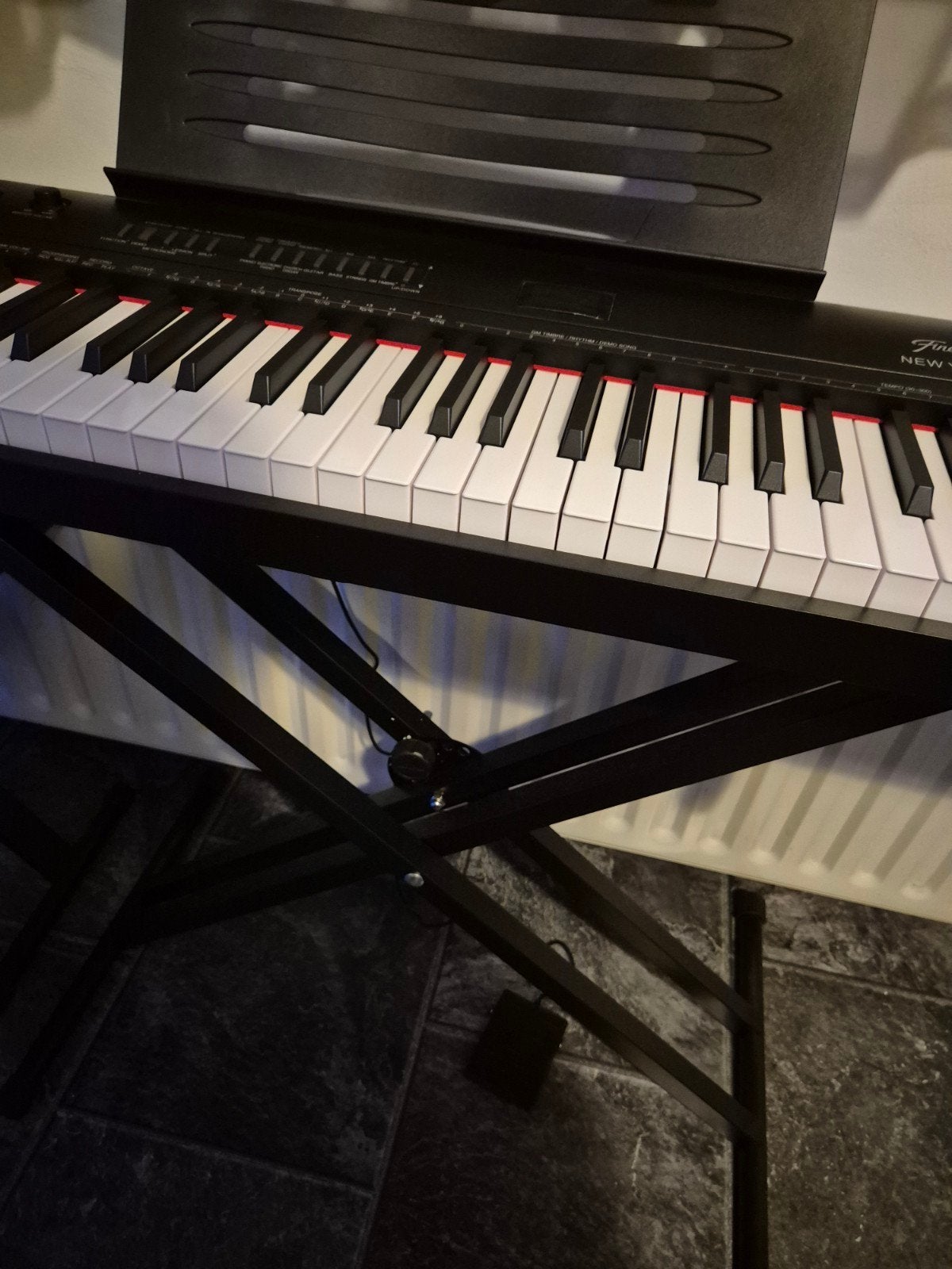 Foto 4 van gewogen Piano met Sustain Pedaal, koptelefoon en Standaard