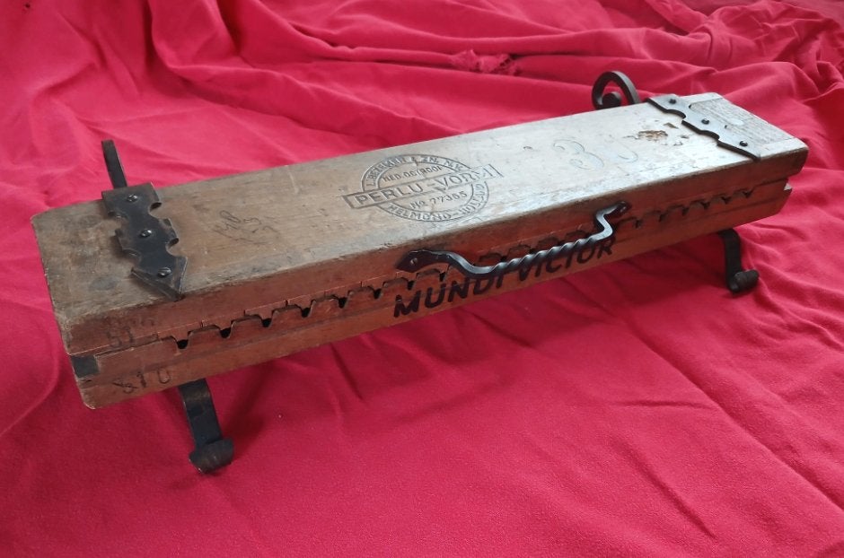 Oude PERLU-Vorm. Sigarenmaker met smeedwerk ornamenten, Verzenden