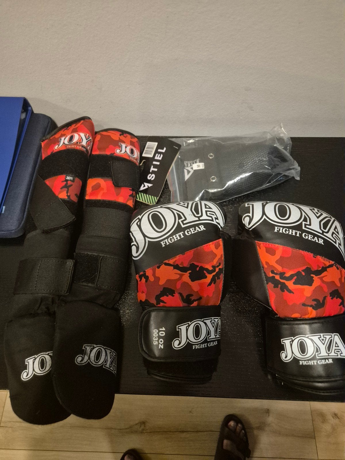 Joya vechtsport set: bokshandschoenen en scheenbeschermers, Gebruikt, Overige, Maat XS of kleiner, Vechtsportbescherming