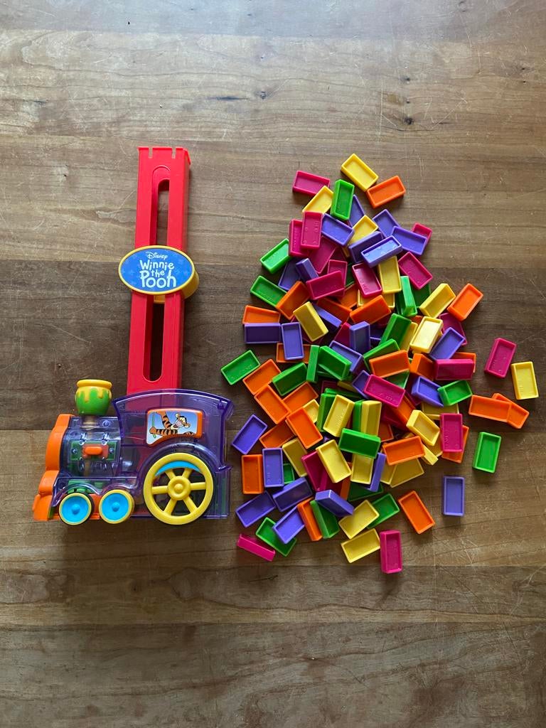 Winnie de Poeh Dominotrein met kleurrijke dominostenen, Ophalen of Verzenden, Zo goed als nieuw, Bouwen