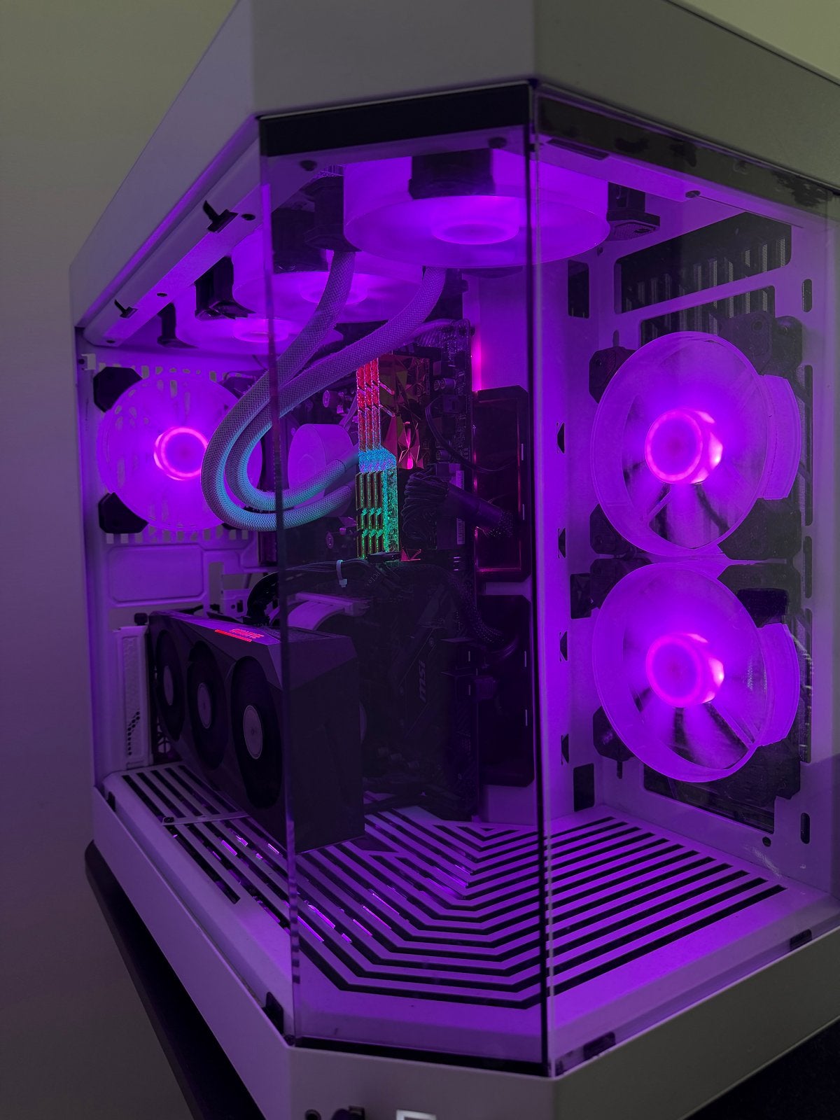 Gaming PC + 3 schermen – RTX 3060 Ti |Ryzen 5|32GB RGB|HYTE