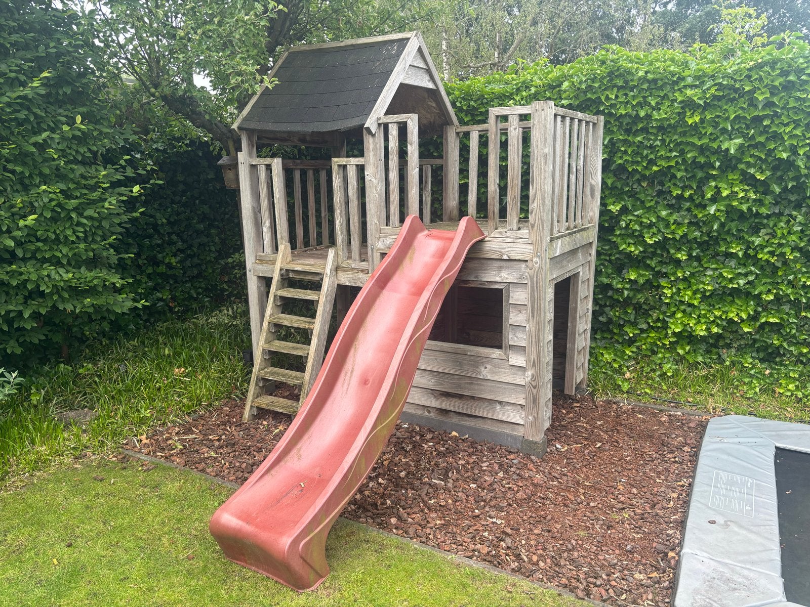 Houten speelhuisje met glijbaan, Kinderen en Baby's, Speelgoed | Buiten | Speeltoestellen, Ophalen, Gebruikt, Glijbaan