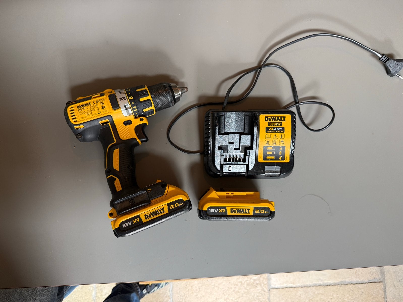 DeWalt DCD790 Boor- en Schroefmachine met 2 accu's en lader, Variabele snelheid, Ophalen of Verzenden, Boor- en Schroefmachine