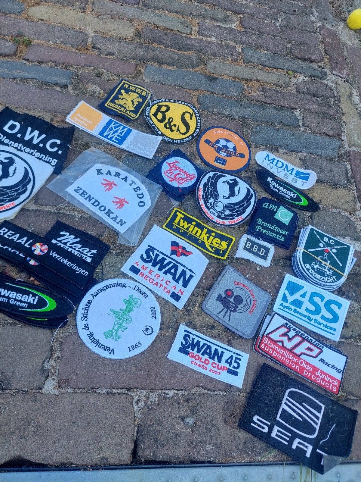 Diverse verzameling van 25+ emblemen en patches, Ophalen of Verzenden, Gebruikt, Overige typen
