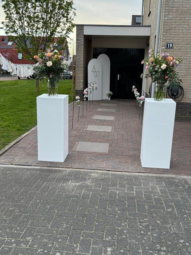 2 Witte Zuilen te Huur voor Ceremonie/Huwelijk/Trouwerij, Huis en Inrichting, Woonaccessoires | Zuilen en Pilaren, Ophalen, Zo goed als nieuw
