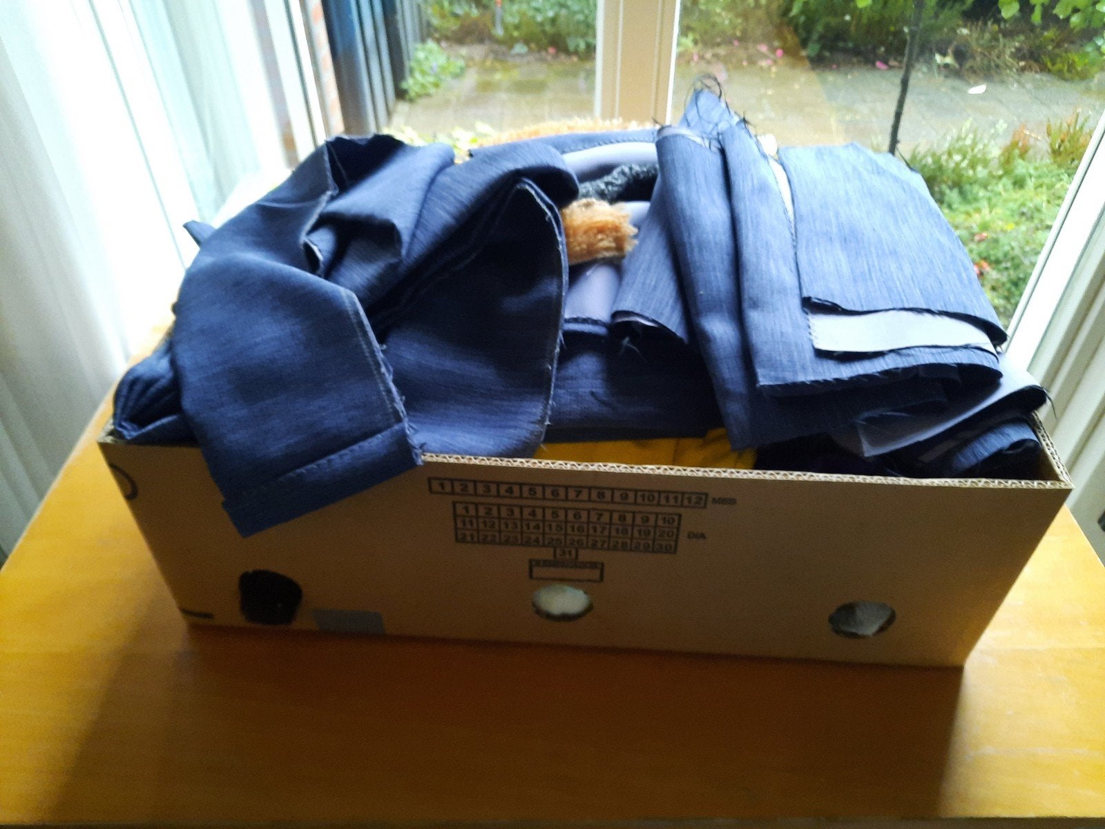 Te koop bananendoos vol restant stoffen, Ophalen of Verzenden, Gebruikt, Overige typen
