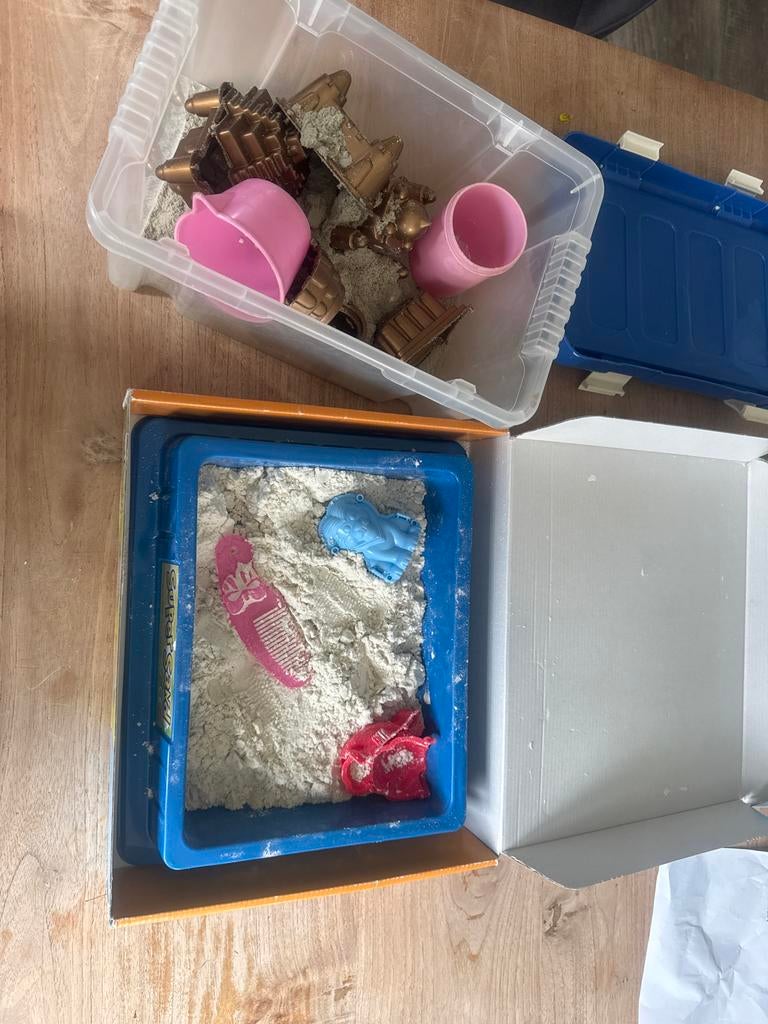 Speelzand met vormpjes en bakken, Ophalen, Gebruikt, Jongen of Meisje