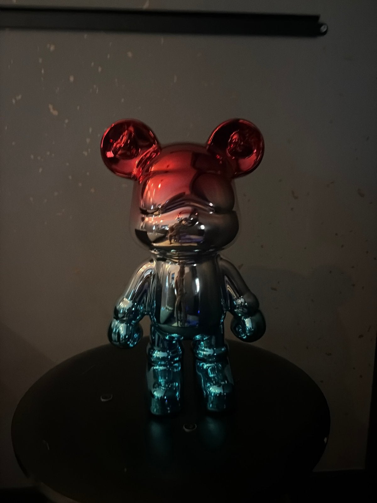 Bearbrick spaarpot rood/blauw chroom, Verzamelen, Beelden en Beeldjes, Ophalen of Verzenden, Zo goed als nieuw, Overige typen