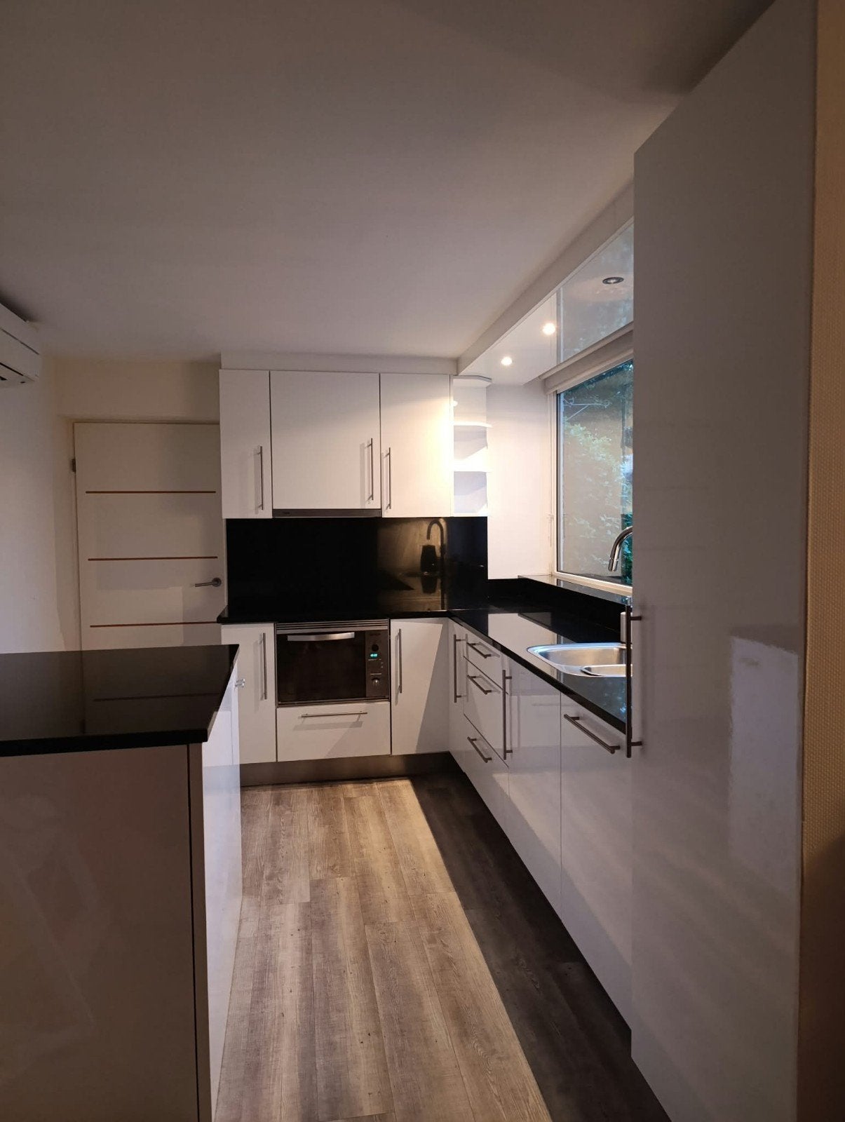 Moderne witte keuken met zwart blad, Huis en Inrichting, Ophalen, Gebruikt, Overige materialen, Wit