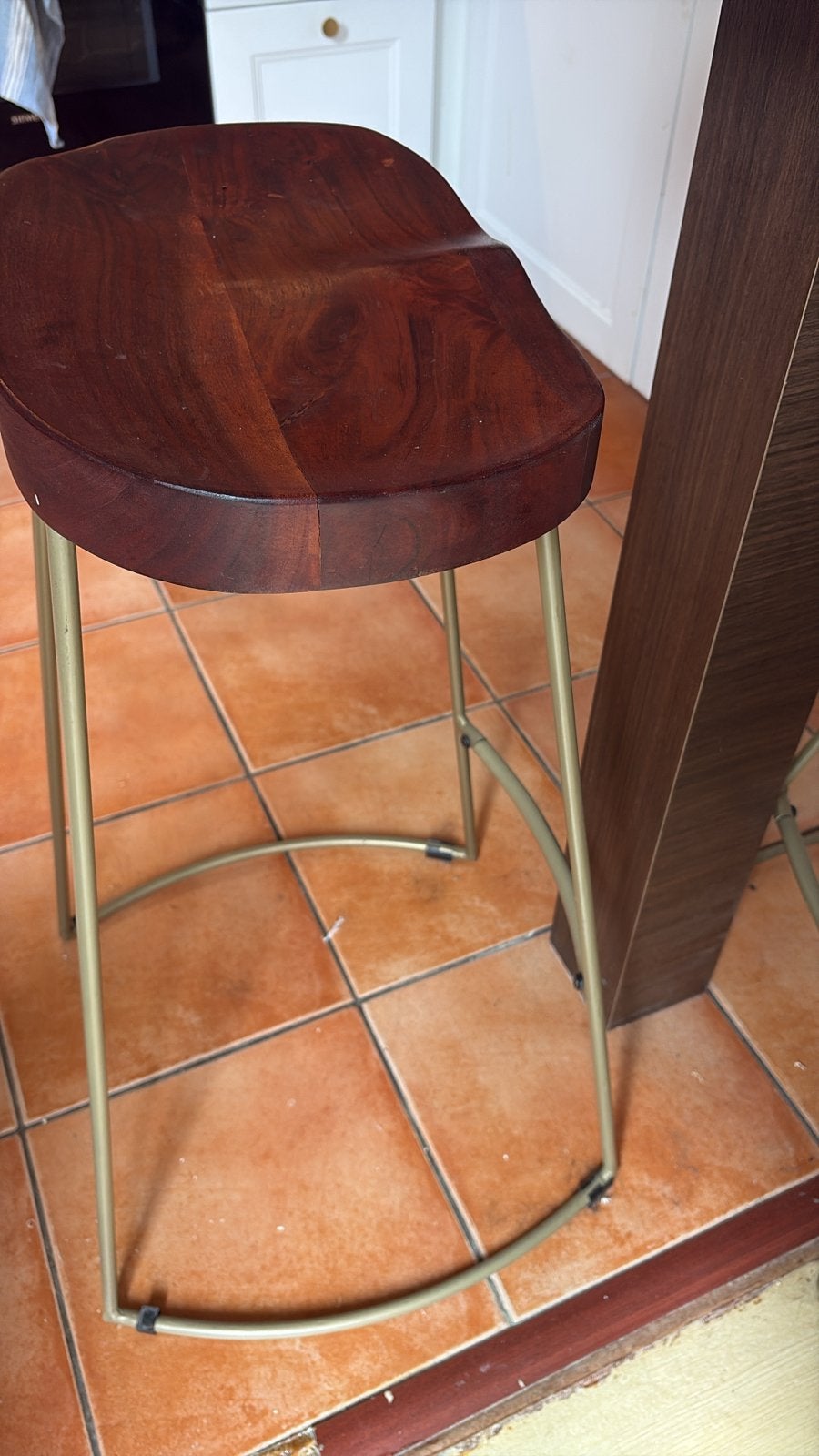 2x Barstoelen met houten zitting en metalen onderstel, Huis en Inrichting, Barkrukken, Ophalen, Gebruikt, Met voetsteun, 60 tot 90 cm
