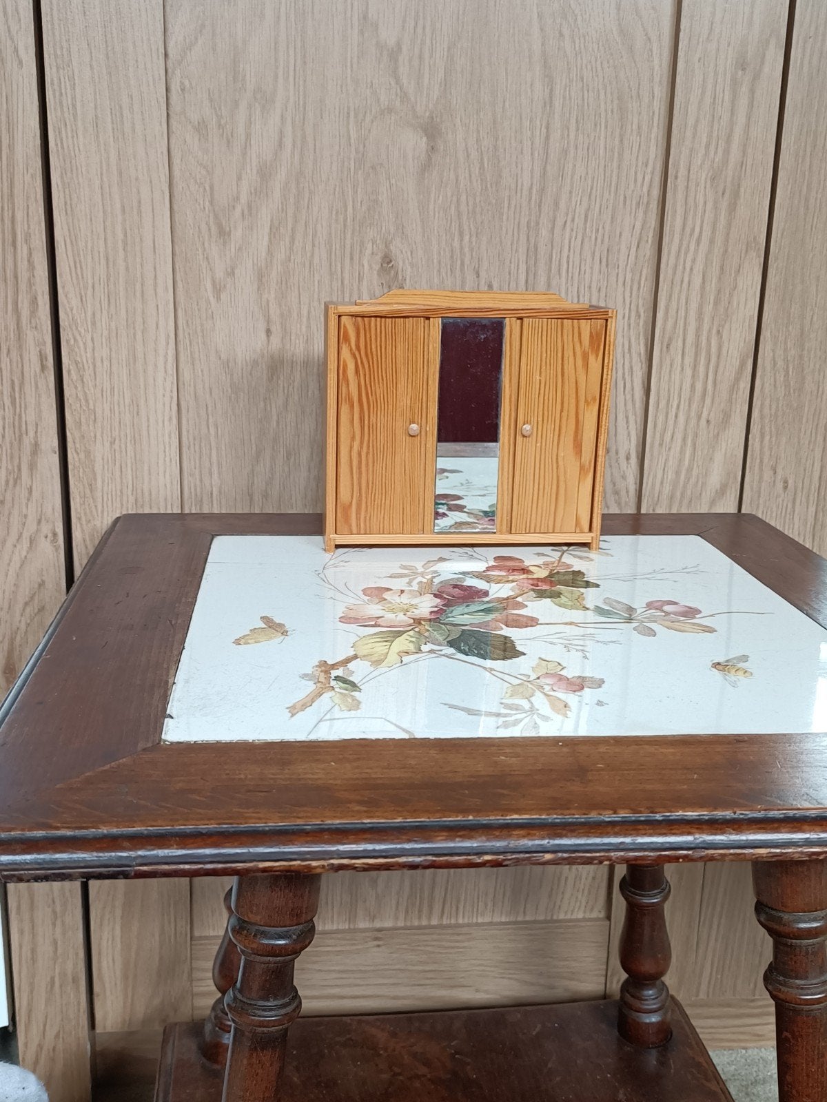 Vintage houten poppenhuis slaapkamer kastje met spiegel 1:12, Ophalen of Verzenden, Gebruikt, Poppenhuis