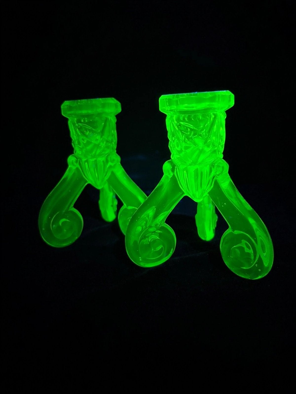 2 kandelaars Libochovice ( uranium glas ), Ophalen of Verzenden