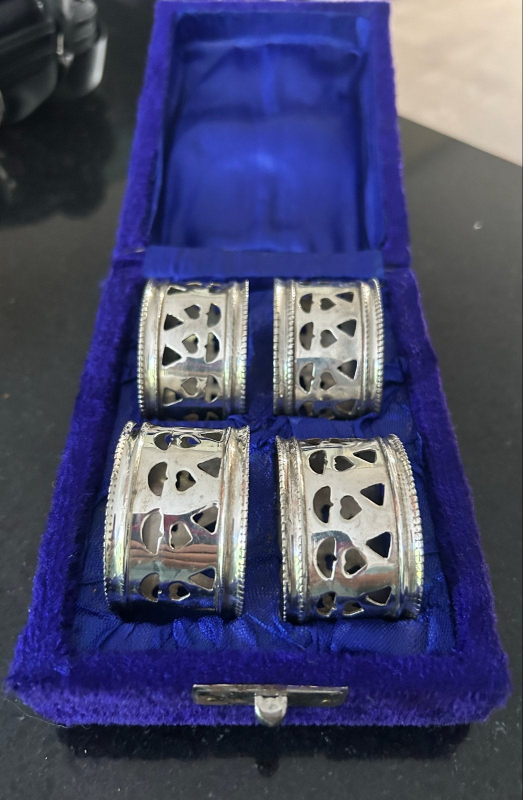 Set van 4 zilverkleurige servetringen in fluwelen doos, Ophalen of Verzenden