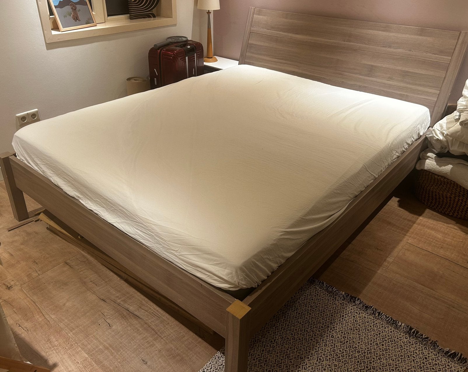 Tweepersoonsbed met lattenbodem en comfortabel matras