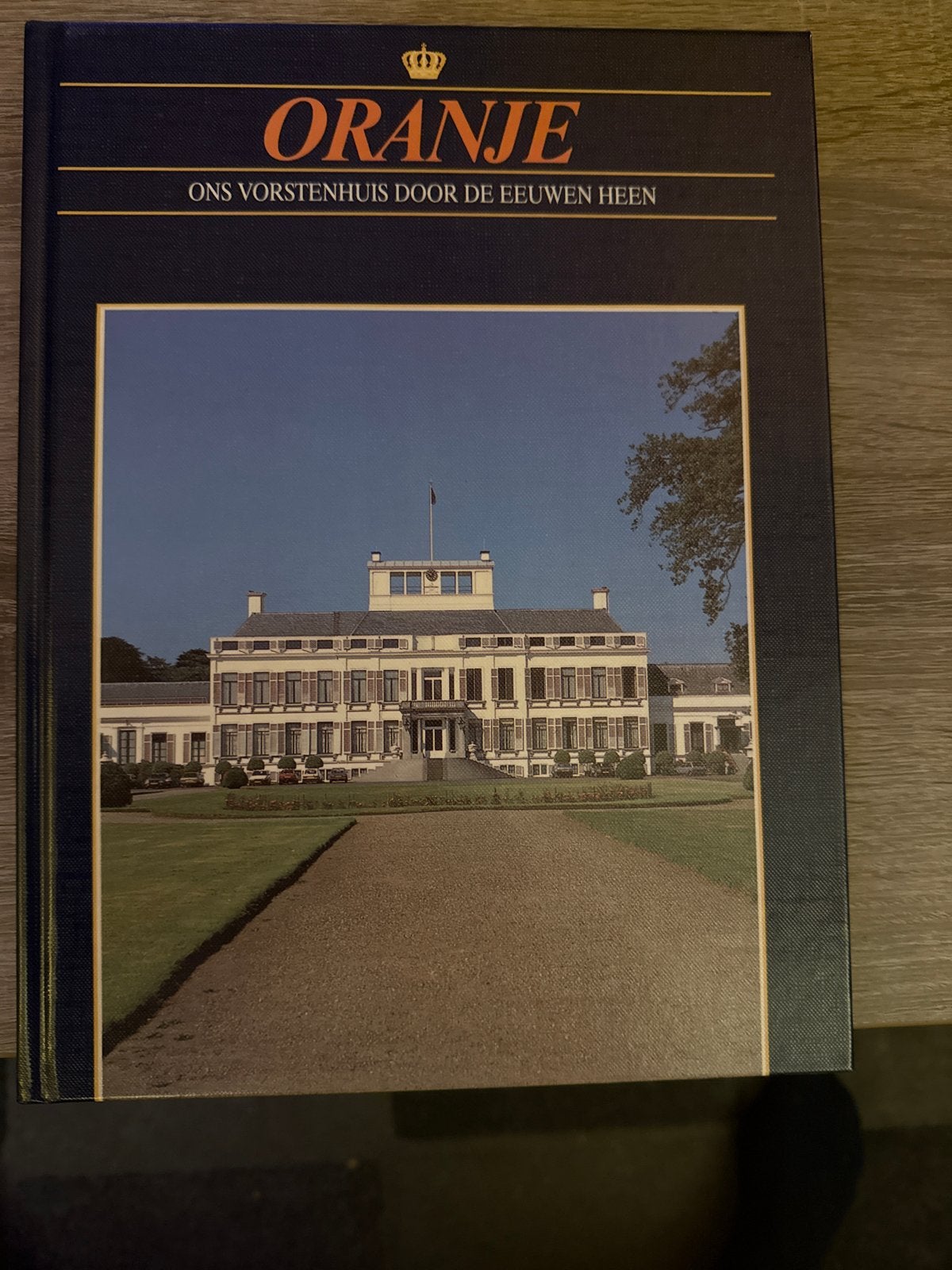 Boek: Oranje - vorstelijke huizen en paleizen, Verzamelen, Ophalen of Verzenden, Tijdschrift of Boek