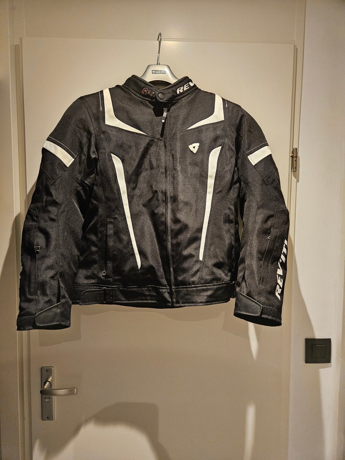 REV'IT! Motorjas - Maat 46 - Zwart/Wit Textiel, Motoren, Ophalen, Jas | textiel, Revit!, Nieuw zonder kaartje