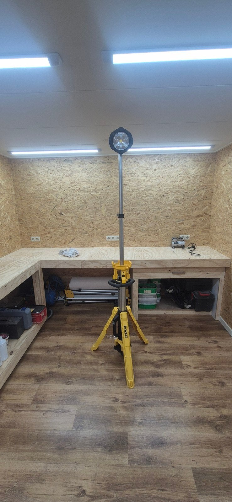 DeWalt DCL079 LED Bouwlamp op Statief - 18V Accu, Doe-het-zelf en Verbouw, Bouwverlichting, Ophalen, Minder dan 50 watt, Met statief