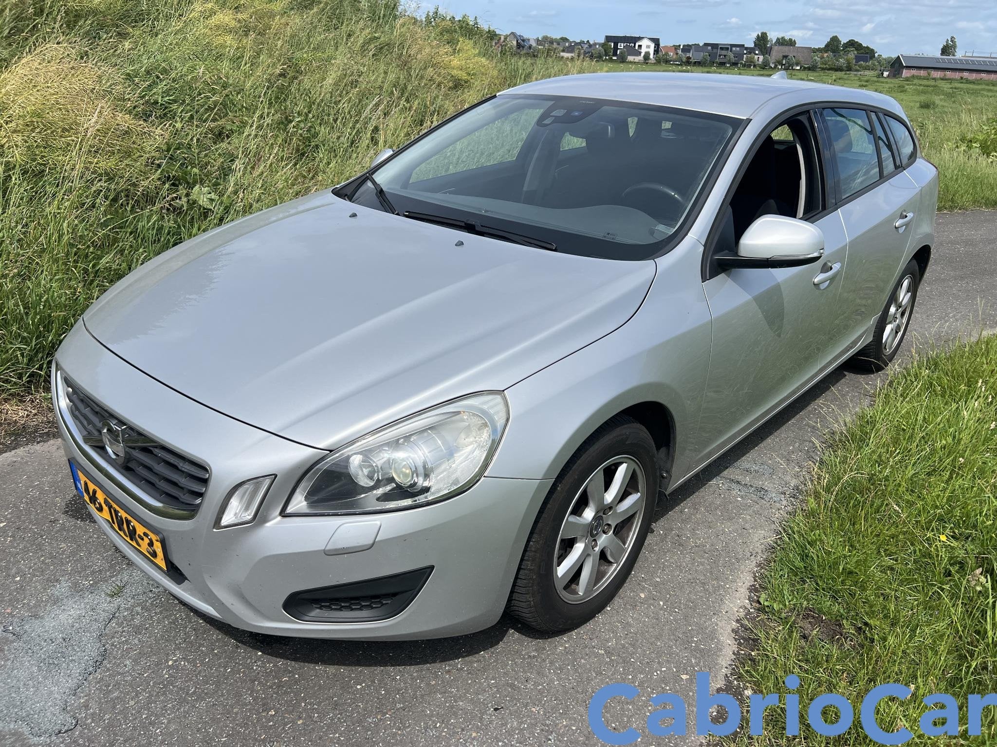 Volvo V60 1.6 T3 Kinetic Topconditie, Auto's, Voorwielaandrijving, Stof, Gebruikt, Zwart