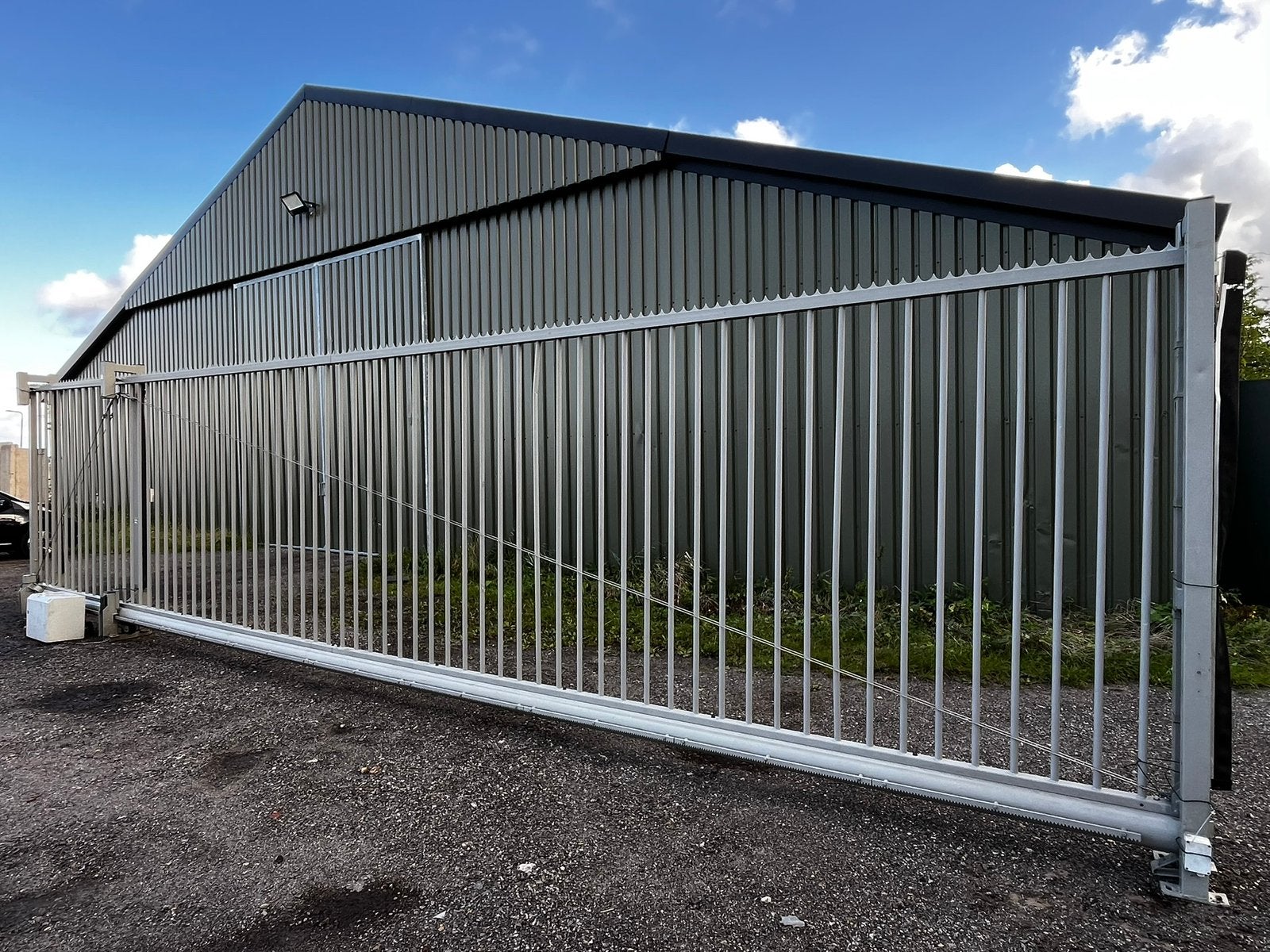 B&G Schuifpoort vrijdragend elektrisch 10 mtr hoogte 2.5 mtr, Tuin en Terras, Ophalen, Schuifpoort, Zo goed als nieuw, 200 cm of meer