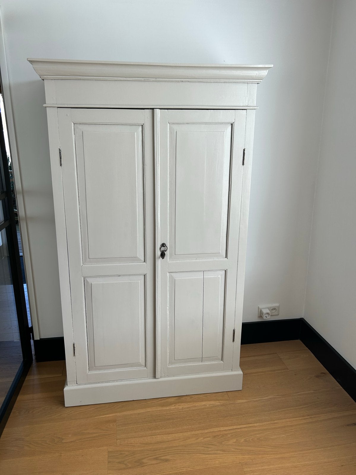 Antieke kast met deuren en decoratieve sleutel, Ophalen