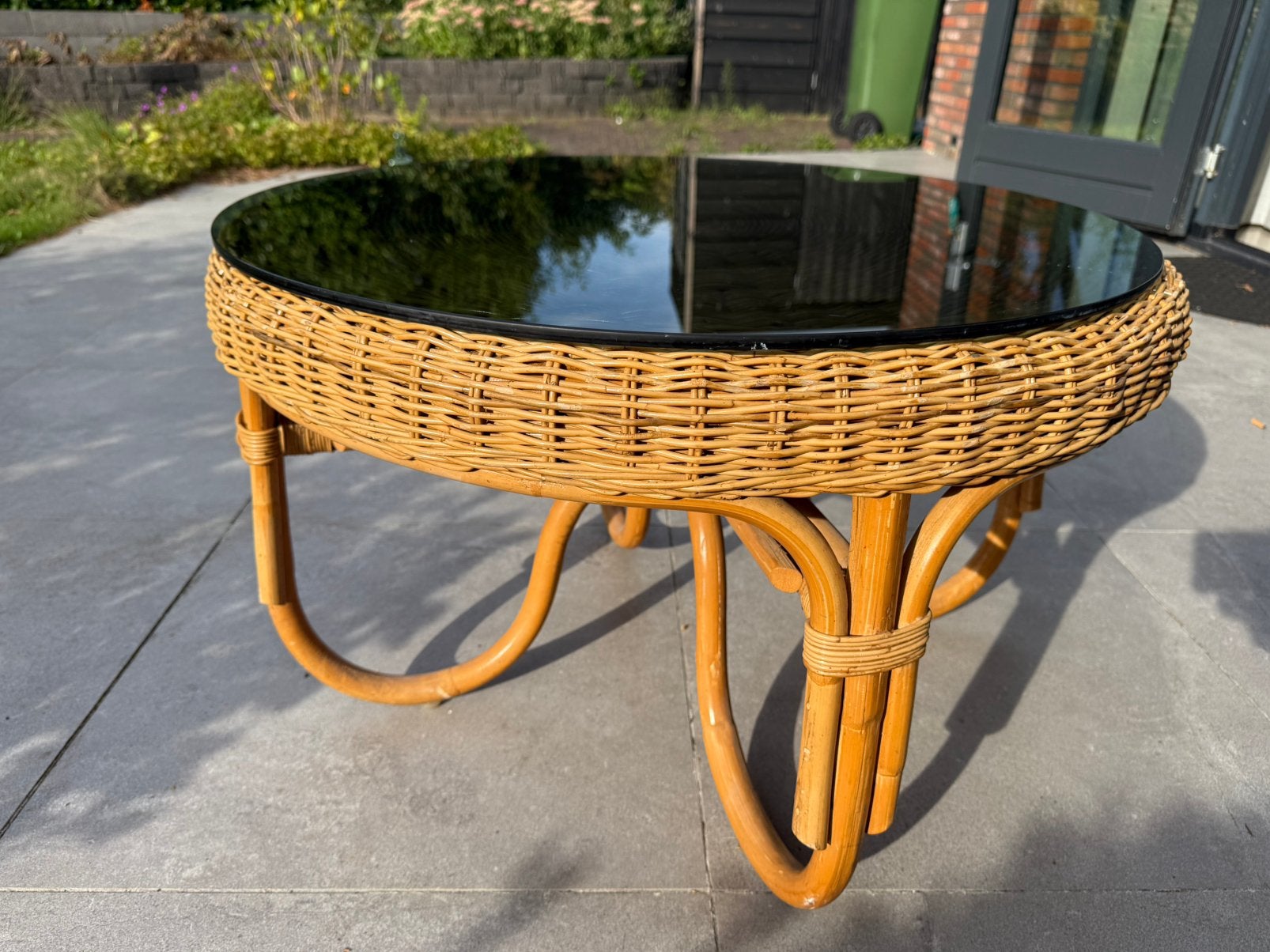 Mooie ronde rotan salontafel met zwart glazen topblad, Ophalen, Zo goed als nieuw, Rond, Overige materialen